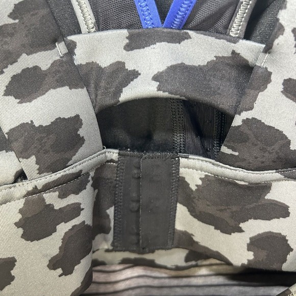 Lululemon Sz. 4 Super Sport Gray Blue Striped Animal Print Athletic Tank Top - Picture 10 of 12